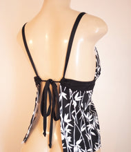 Load image into Gallery viewer, Triangle Top Tankini Under Rib Band Crossover Open Back