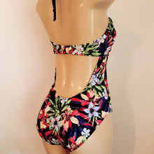 Load image into Gallery viewer, Tie halter bathing suits