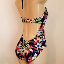 Load image into Gallery viewer, Tie halter bathing suits
