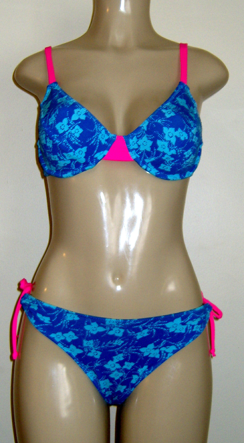 V shaped neckline underwire top and keyhole bottom